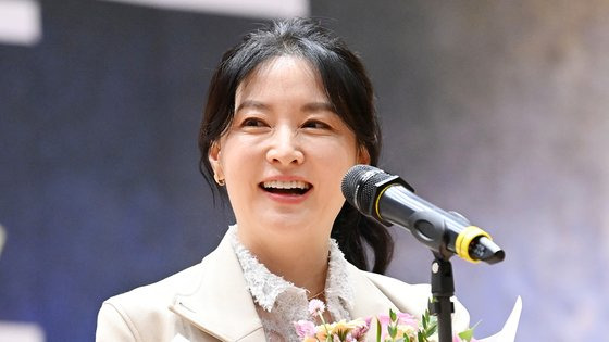 배우 이영애가 지난해 9월 20일 오전 서울 여의도 국회 의원회관에서 열린 사단법인 국가브랜드진흥원 주최 '2022 국가브랜드 컨퍼런스'에서 한류공로상을 수상한 후 수상소감을 전하고 있다. 김경록 기자