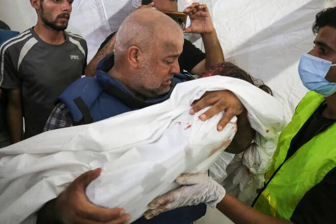 알자지라 가자 지국장인 와엘 다두가 25일(현지시간) 알아크사 병원에서 숨진 딸의 시신을 확인하고 있다. AFP연합뉴스