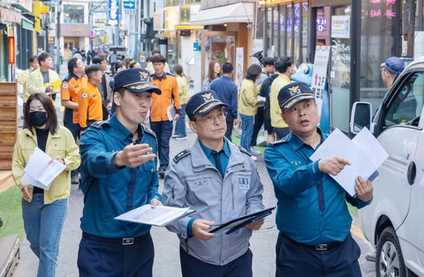 26일 경찰·소방·지자체가 핼러윈데이에 앞서 부산진구 중앙대로 일대 불법 적치물을 단속하고 있다.  이원준 기자