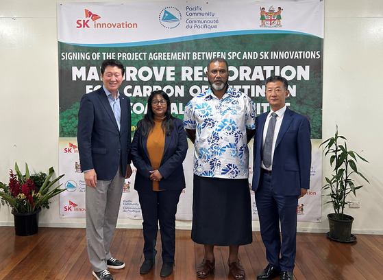 Lim Su-kil, far left, head of SK Innovation’s Value Creation Center, poses for a photo with Sanjana Lal, conservator of Fiji’s Ministry of Fisheries and Forestry, and Jalesi Mateboto, advisor of Land Resources Division of the Pacific Community after signing an MOU for mangrove reforestation in Suva, the capital of Fiji on Oct. 25. [SK INNOVATION]