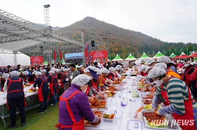 해남 515개 마을에서 재배한 해남배추를 이용한 ‘515 해남미남김치 비빔행사’가 4일 열리며, 해남쌀과 김으로 만든‘2023 미남떡국 나눔행사’는 5일 열린다. 2022년 자료사진=해남군