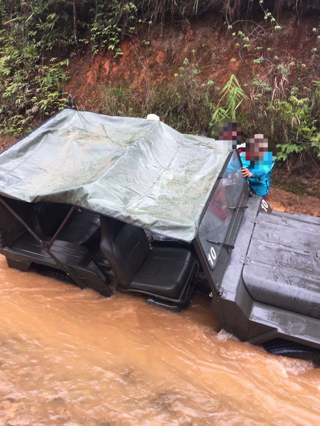 베트남 다낭에 거주하는 탄 투이씨가 럼동성 달랏 꾸란 마을 계곡에서 이용한 지프 차량이 계곡물에 잠겨 있다. [사진 출처 = VN익스프레스]