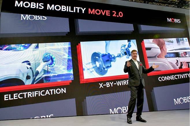 악셀 마슈캬 현대모비스 글로벌 영업 담당 부사장이 지난 9월 열린 독일 ‘IAA MOBILITY 2023’ 미디어 발표회에서 전동화, 커넥티비티 등 기술을 중심으로 한 유럽 모빌리티 시장 공략 전략을 발표하는 모습. [현대모비스 제공]