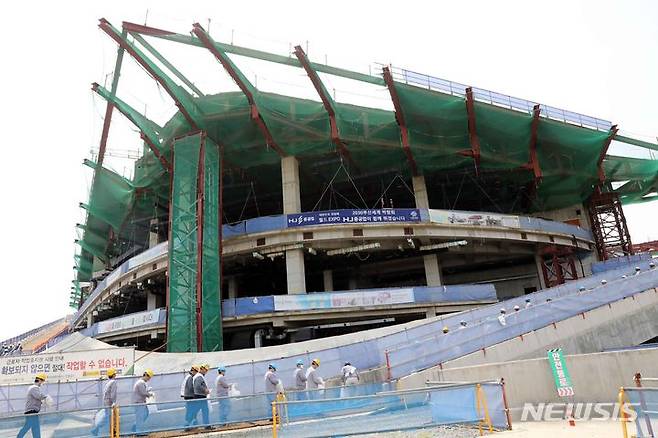 [부산=뉴시스] 하경민 기자 = HJ중공업 임직원 200여 명이 28일 부산 북항재개발지역 내 오페라하우스 건립 공사현장에서 '전 임직원 혁신대회'를 열고 전사적 역량을 총동원해 오페라하우스를 성공적으로 건립할 것을 다짐한 뒤  그동안 중단된 공사현장에 대한 정화활동을 하고 있다. 2023.07.28. yulnetphoto@newsis.com