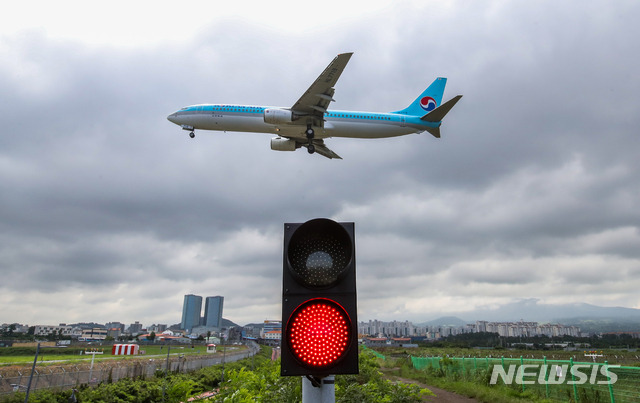 [제주=뉴시스] 우장호 기자 = 제주국제공항 활주로에 관광객을 태운 민간 항공기가 착륙을 위해 진입하고 있다. 뉴시스DB. woo1223@newsis.com