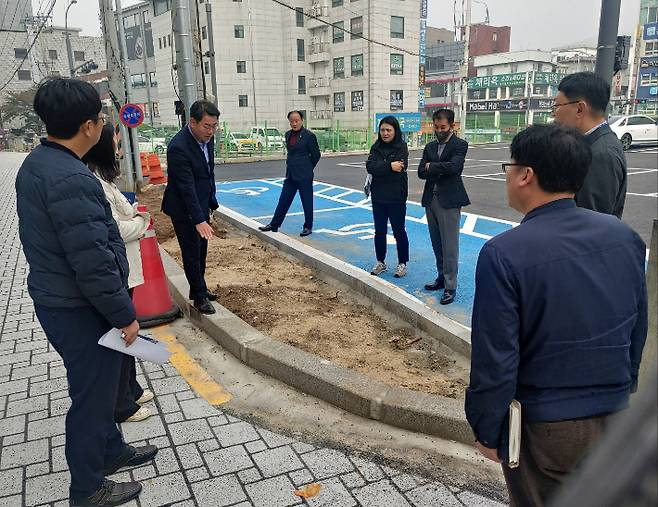 25일 이진규 용인시의원이 시와 한전 등 관계 기관 담당자들과 현장을 점검하고 있다. 이 의원 측 제공