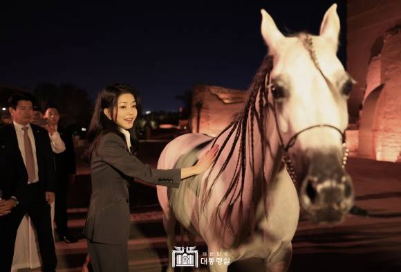 아라비아 말 만져보는 김건희 여사 - 사우디아라비아를 국빈 방문한 김건희 여사가 21일(현지시간) 리야드 인근 디리야 유적지를 방문해 아라비아 말을 만져보고 있다. 대통령실 제공
