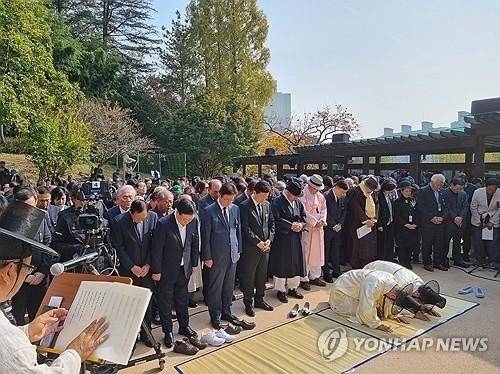 26일 경북 구미에서 열린  박정희 전 대통령 44주기 추모제 및 추도식. 연합뉴스