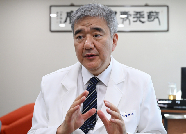 이현석 서울의료원장이 코로나19 이후 공공병원들이 겪는 어려움에 대해 설명하고 있다. 오승현 기자