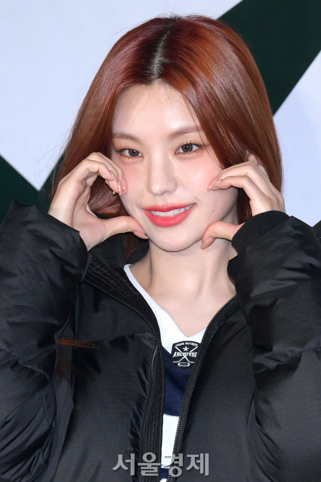 그룹 있지(ITZY) 예지가 26일 오후 서울 용산구 모처에서 진행된 아웃도어 브랜드 ‘코오롱스포츠 창립 50주년’ 기념 포토콜에서 포즈를 취하고 있다. 김규빈 기자