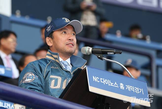 ▲ 2013년 4월 2일 마산구장에서 열린 개막전에서 축사를 하고 있는 NC 김택진 구단주. ⓒNC 다이노스