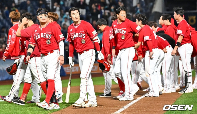 SSG 랜더스 선수단이 25일 창원NC파크에서 열린 2023 KBO 준플레이오프 3차전 패배 후 팬들에게 인사하고 있다.