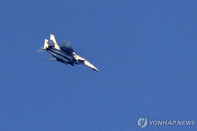 19일 이스라엘 공군 F-15 전투기가 가자지구 상공을 비행 중인 모습 [AFP=연합뉴스]