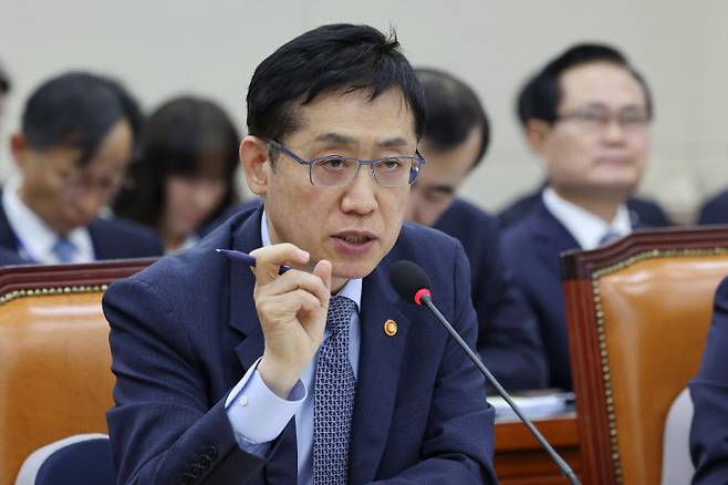 김주현 금융위원장이 27일 국회에서 열린 정무위원회 국정감사에서 의원 질의에 답하고 있다. (사진=연합뉴스)