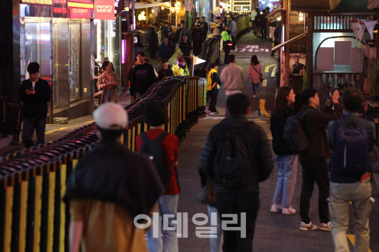 핼러윈데이를 앞둔 27일 오후 서울 용산구 이태원동 거리가 경찰에 의해 통제하고 있다.(사진=이데일리 이영훈 기자)