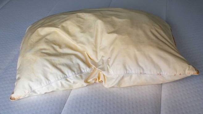 캠이 소셜 미디어에 공개한 누렇게 변한 베개. 얼굴과 직접 닿는 베개는 땀, 유분, 피부 각질 등이 묻으면 세균이 쉽게 번식한다. [사진=트위터/largemotorcycle]