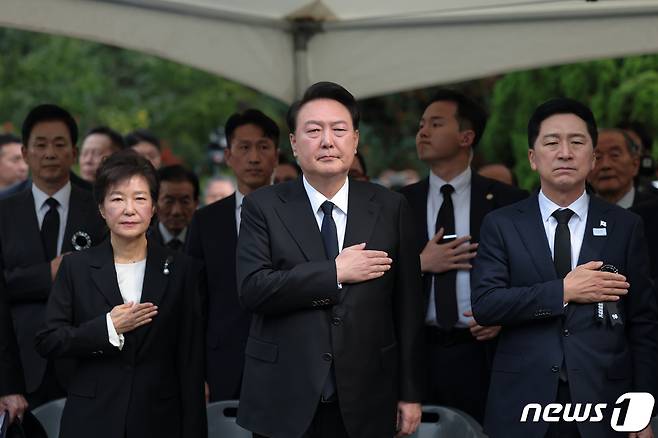 윤석열 대통령이 26일 서울 동작구 국립서울현충원에서 열린 박정희 전 대통령 서거 제44주기 추도식에서 박근혜 전 대통령과 김기현 국민의힘 대표 등 참석자들과 국기에 경례하고 있다. (대통령실 제공) 2023.10.26/뉴스1 ⓒ News1 오대일 기자