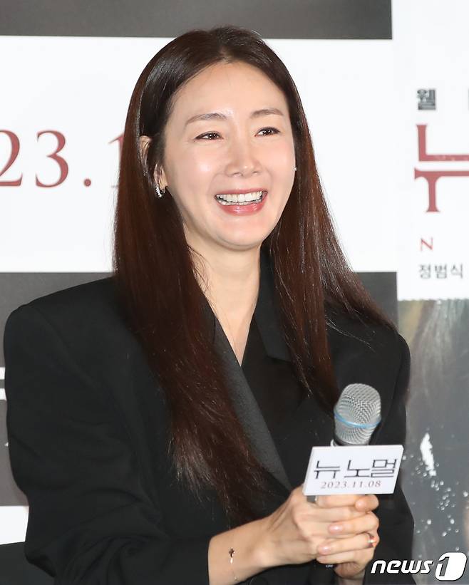 배우 최지우가 27일 오후 서울 용산구 CGV 용산아이파크몰에서 진행된 영화 ‘뉴 노멀’(감독 정범식) 언론배급시사회 및 기자간담회에서 미소를 짓고 있다. ‘뉴 노멀’은 공포가 일상이 되어버린 새로운 시대에 도착한 스릴러물이다. 2023.10.27/뉴스1 ⓒ News1 권현진 기자