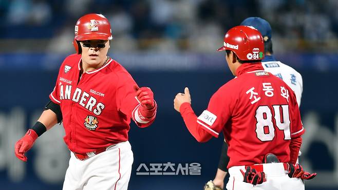 SSG 추신수가 25일 창원NC파크에서 열린 2023 KBO 준플레이오프 3차전 NC와 경기에서 1회초 선두타자 안타로 출루하고 있다. 2023.10.25. 창원 | 강영조기자 kanjo@sportsseoul.com