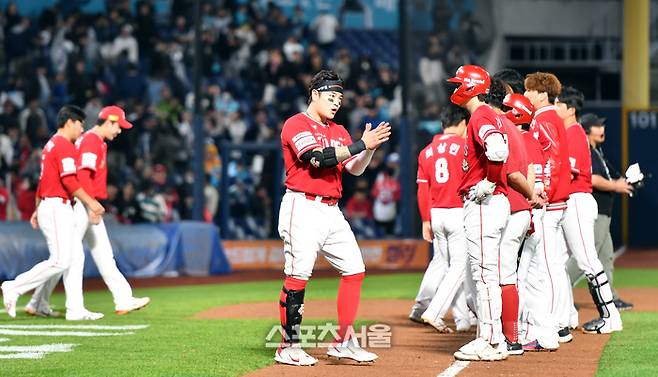 SSG 추신수가 25일 창원NC파크에서 열린 2023 KBO 준플레이오프 3차전 NC와 경기에서 패한 뒤 NC 선수들에 박수를 치며 퇴장하고 있다. 2023.10.25.창원 | 강영조기자 kanjo@sportsseoul.com