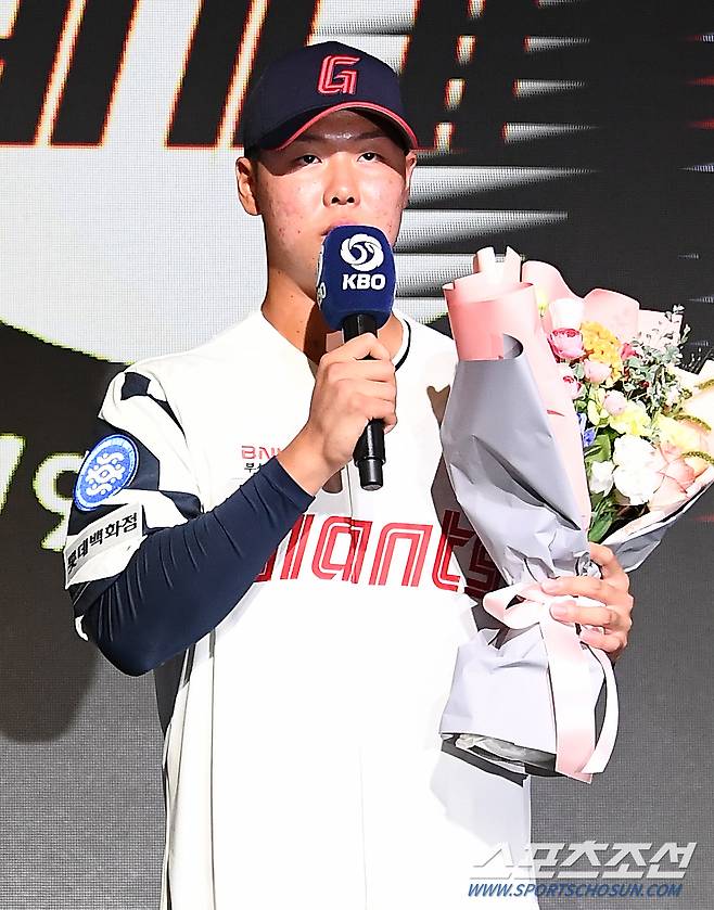 2024 KBO 신인 드래프트가 14일 웨스틴조선호텔 그랜드볼룸에서 열렸다. 롯데에 1라운드 지명된 경북고 전미르가 소감을 말하고 있다. 박재만 기자pjm@sportschosun.com/2023.09.14/