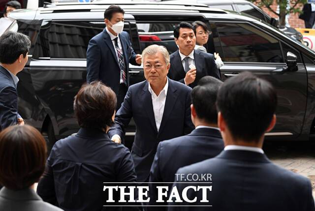 문재인 전 대통령이 27일 "지난 정부에서 우리의 1인당 실질국민소득이 일본을 추월했고, 명목국민소득도 추월을 앞두고 있었는데 격차가 거꾸로 더 벌어지게 됐다"고 우려했다. 지난달 19일 문재인 전 대통령이 단식 중 건강 악화로 입원 중인 이재명 더불어민주당 대표를 만나기 위해 병원에 들어서는 모습. /이새롬 기자