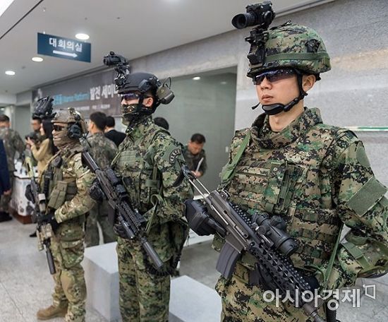 20일 국회에서 열린 워리어플랫폼 발전 세미나에서 소개되는 신형 소재 전투복과 첨단 장비를 군인들이 착용해보고 있다./윤동주 기자 doso7@