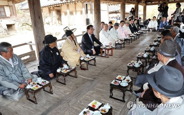 윤석열 대통령이 27일 오후 경북 안동 병산서원에서 열린 유림간담회에서 발언하고 있다. [사진출처=연합뉴스]