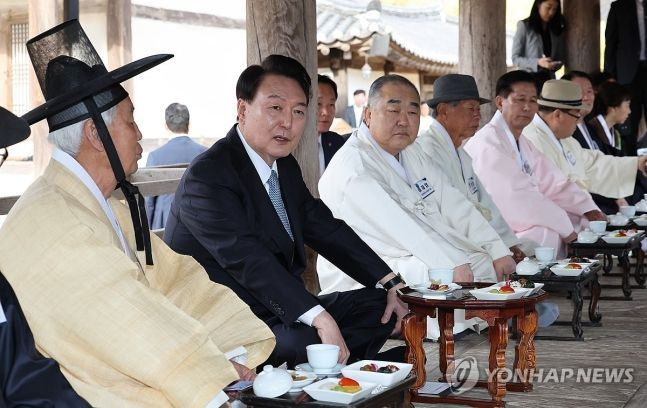 윤석열 대통령이 27일 오후 경북 안동 병산서원 누각 만대루에서 유림간담회를 주재하고 있다. [사진출처=연합뉴스]