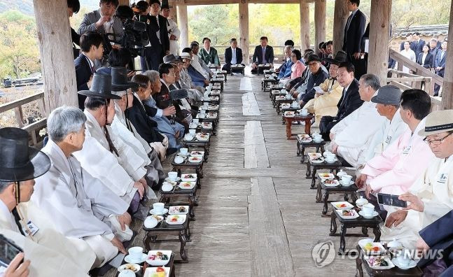 윤석열 대통령이 27일 오후 경북 안동 병산서원에서 열린 유림간담회에서 발언하고 있다. [사진출처=연합뉴스]