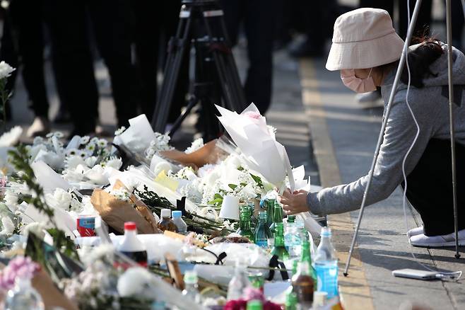 서울 용산구 이태원역 1번 출구에 마련된 이태원 핼러윈 압사 참사 추모공간을 찾은 시민들이 희생자들을 추모하고 있다. /뉴스1