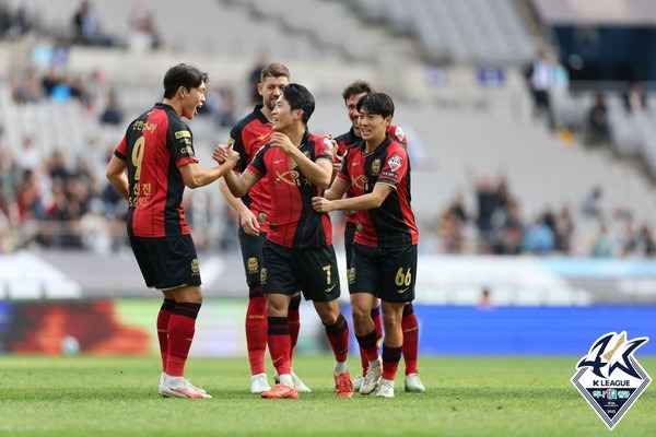 나상호 골을 축가하는 한승규(FC서울). 한국프로축구연맹 