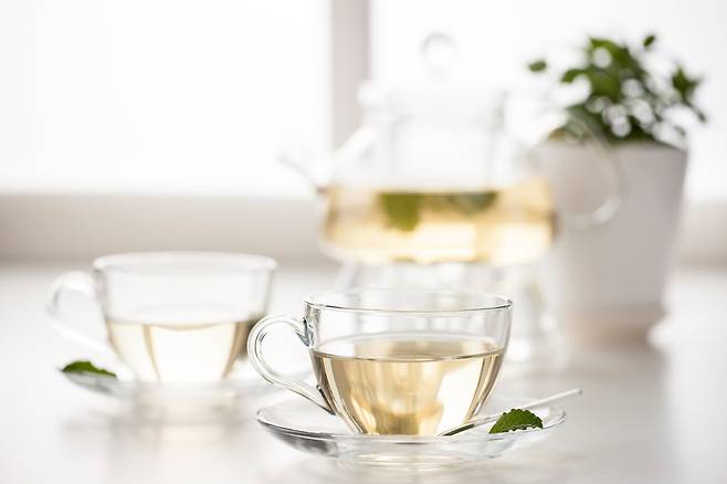 허브차는 뱃속에 가스가 차면서 생긴 복부 팽만 증상을 완화하고 위장관 근육을 부드럽게 이완시키는 데 도움이 된다. /사진= 클립아트코리아