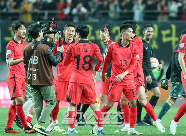 13일 오후 서울 마포구 서울월드컵경기장에서 열린 대한민국 축구대표팀과 튀니지 대표팀과의 평가전에서 4대 0 대승을 거둔 선수들이 경기 후 자축하고 있다. 상암=김민규 기자 mgkim1@edaily.co.kr /2023.10.13/