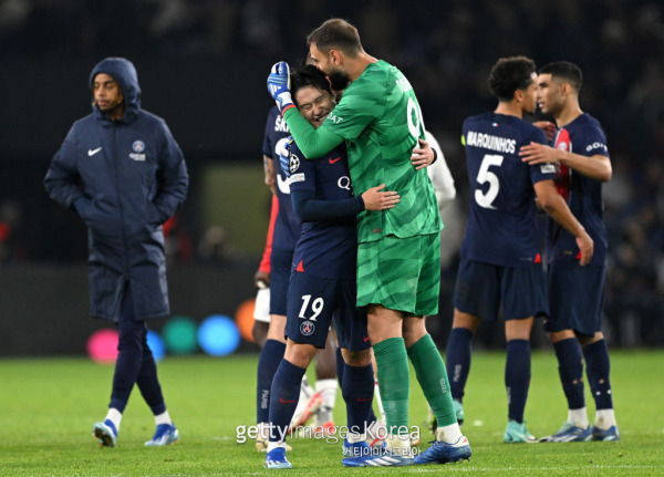 파리 생제르맹(PSG) 이강인이 26일 AC 밀란과의 2023~24 UEFA 챔피언스리그 승리 이후 잔루이지 돈나룸마의 축하를 받고 있다. 사진=게티이미지