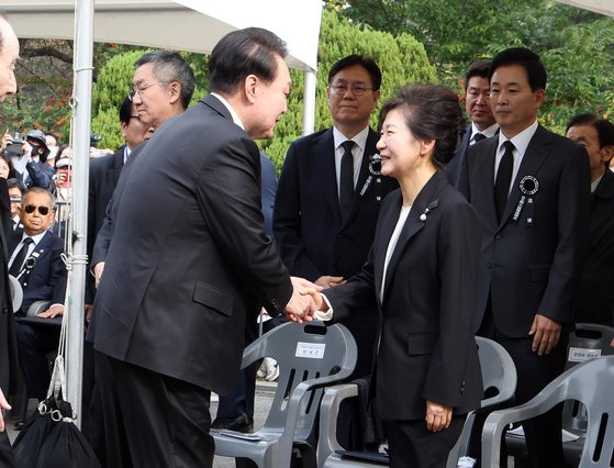 윤석열 대통령이 26일 국립서울현충원에서 열린 박정희 전 대통령 44주기 추도식에서 박근혜 전 대통령과 악수하고 있다. 대통령실사진기자단