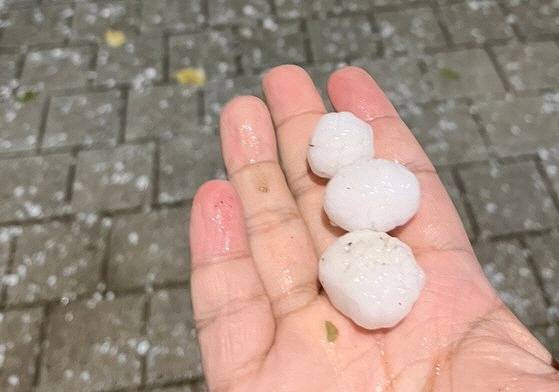 ▲ 26일 오후 서울 강동구 강일동 일대에 우박이 내렸다. 우박을 손에 들고 있는 시민의 모습. 연합뉴스