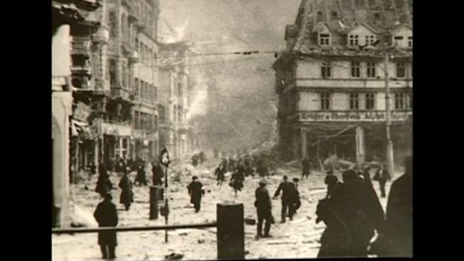 1945년 4월8일 연합군은 독일 국민의 사기 저하를 목적으로 30분 동안 500t이 넘는 폭탄을 떨어뜨렸다. 폭격으로 폐허가 된 독일 할버슈타트 거리를 걷고 있는 사람들. dctp