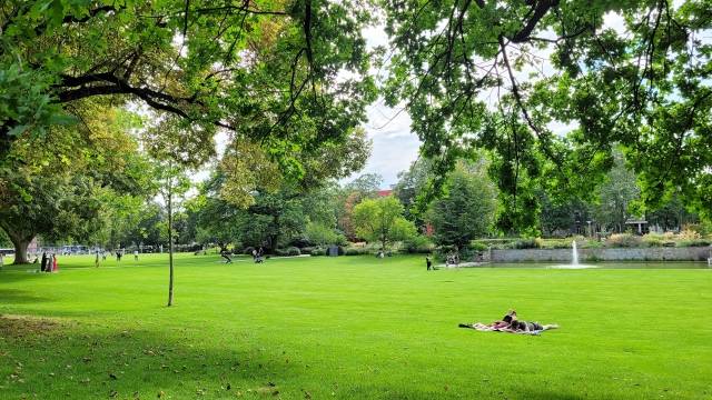 라이징어-안락겐 주립공원(Stadtpark Reisinger-Anlagen)에서 시민들이 다양한 여가 활동을 하고 있다.