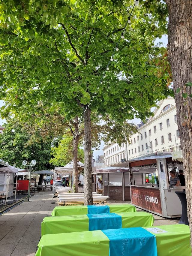 경기를 앞두고 비스바덴 시청사 주변 광장에 맥주 가판이 설치되고 있다.