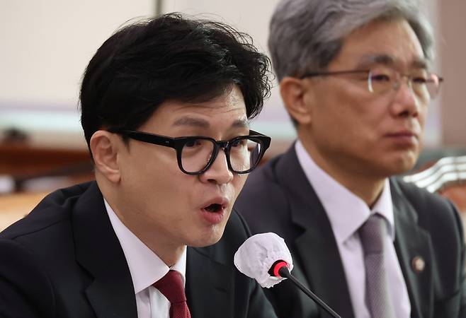 한동훈 법무장관이 26일 국회에서 열린 법제사법위원회 국정감사에서 의원 질의에 답변하고 있다. [사진출처 = 연합뉴스]