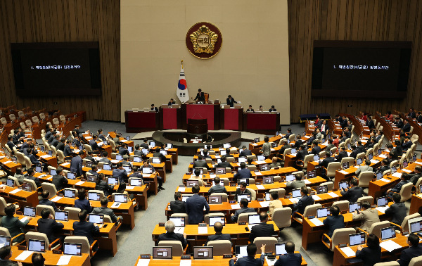 더불어민주당이 본회의에서 노란봉투법과  방송3법을 처리할 것으로 보인다. 사진은 지난 6일 오후 서울 여의도 국회에서 열린 제410회 국회(정기회) 제9차 본회의 모습. /사진=뉴스1