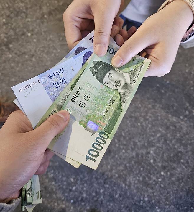 현금을 사용하니 소비를 한다는 감각이 느껴졌다. 저녁식사로 2만3000원을 내는데 손이 떨렸다. 박지영 기자.