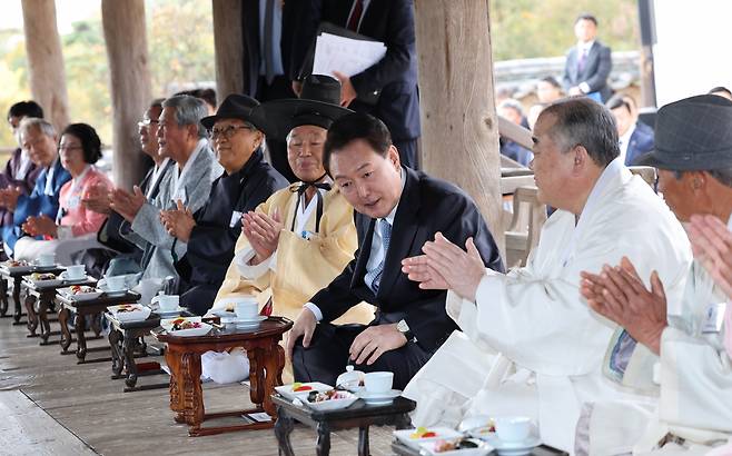 윤석열 대통령이 27일 오후 경북 안동 병산서원에서 열린 유림간담회에 참석, 박수받고 있다. [연합]