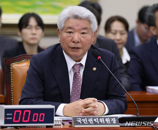 [서울=뉴시스] 고범준 기자 = 김홍일 국민권익위원장은 61억 5158만원의 재산을 갖고 있다고 신고했다. 10월 수시공개자 중 세 번째로 많은 재산을 신고했다. 사진은 지난 19일 서울 여의도 국회에서 열린 정무위원회 국민권익위원회 등에 대한 국정감사에서 답변하는 김 위원장의 모습. 2023.10.26.