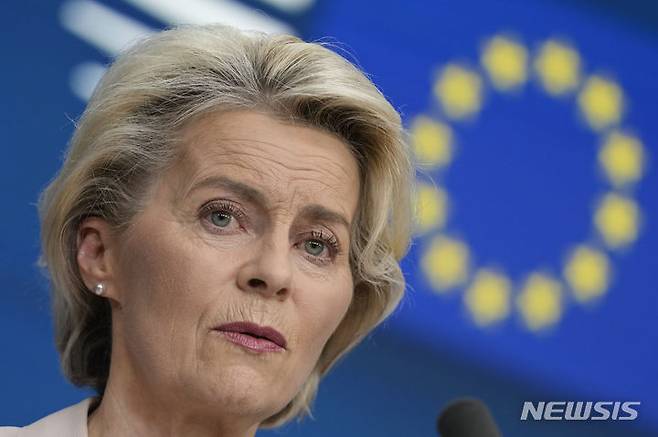 [브뤼셀=AP/뉴시스] 우르줄라 폰데어라이엔 유럽연합(EU) 집행위원장이 27일(현지시간) 벨기에 브뤼셀에서 열린 EU 정상회의에서 기자회견을 열고 발언하고 있다. 2023.10.27.