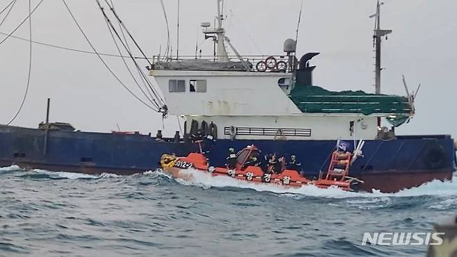 [제주=뉴시스] 오영재 기자 = 26일 오후 제주 차귀도 해상에서 해경이 도주하는 불법 중국어선을 추격하고 있다. (사진=제주지방해양경찰청 제공) 2023.10.27. photo@newsis.com