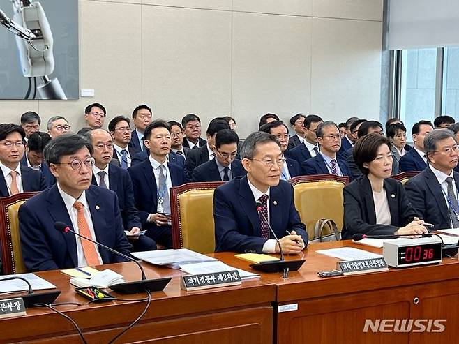 [서울=뉴시스] 국회 과학기술정보통신위원회가 27일 과학기술정보통신부에 대한 종합감사를 실시했다. 이종호 장관(가운데), 조성경 1차관(오른쪽), 박윤규 2차관(왼쪽)이 기관장 증인으로 참석했다. (사진=심지혜 기자)