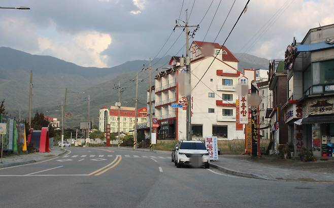 ​구례 산동 지리산 온천관광단지는 미래보다 당장 현실이 버겁다. 옛 명성을 잃은 채 이제는 존폐 위기로 내몰리고 있어서다. 25일 오후 한산한 지리산 산동 온천관광단지 거리 풍경 ⓒ시사저널 정성환​