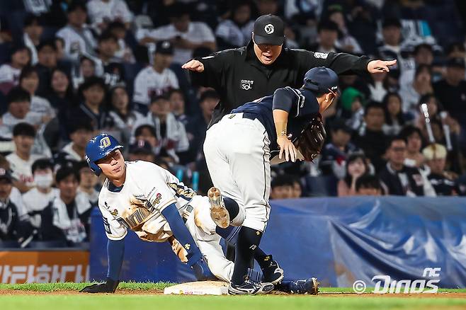 NC 박영빈(맨 왼쪽)이 19일 창원NC파크에서 열린 두산 베어스와 2023 KBO 와일드카드 결정전 1차전에서 8회 말 3루 도루에 성공하고 있다. /사진=NC 다이노스